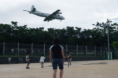 普天間第二小学校と大型機_琉球新報