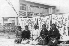 老女たちの座り込み 老女たちの座り込み