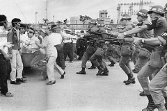 銃剣で追い出す米軍 銃剣で追い出す米軍